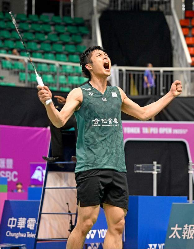 再次发威，勇士球迷对斯蒂芬库里疯狂的12个三分球爆发做出反应.